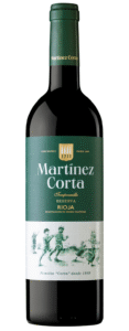 Inédita de Alceño 04, Lassot de Edetària y Martínez Corta 2020 como protagonistas de una serie de culto. Tres territorios, tres formas de entender el vino y tres relatos que no compiten: se cruzan. Jumilla, Terra Alta y Rioja son como universos narrativos paralelos. Cada uno habla su propio idioma, pero juntos componen una misma temporada. Si esta historia fuera una serie premium, estos vinos no serían cameos: serían personajes principales con arco propio. Inédita de Alceño 04 – Casa Feliciana, Jumilla El anti-héroe ingenioso Este vino entra en escena como un personaje complejo: de esos que no sabes si amar u odiar, pero que no puedes dejar de observar. Tiene una nariz profunda y casi teatral, rica en fruta roja y negra madura, mermelada de ciruela y especias clásicas de crianza, pimienta, clavo, cacao amargo, rematada por un fondo ahumado que recuerda a esas secuencias de tensión lenta tan propias del cine de Christopher Nolan. En copa aparece con color picota de capa alta, denso, con presencia física, como un protagonista que llena la pantalla sin necesidad de hablar. Con el aire surgen matices de regaliz, tabaco y torrefactos, creciendo poco a poco, como un guion que no revela todos sus secretos en el primer acto. En boca se termina de construir el personaje: jugoso, con acidez viva y tanino pulido, equilibrado, serio, sin artificios. No busca gustar a todos; busca ser recordado. Blade Runner 2049 en versión Jumilla: oscuro, envolvente y profundamente humano. Lassot – Bodegas Edetària, Terra Alta El protagonista luminoso Después de Inédita, Lassot entra como un cambio de plano radical. La luz lo inunda todo. Es un vino de fruta roja fresca, frambuesas y cerezas crujientes, con flores silvestres y una especia suave que nunca pesa. La ausencia de madera y su crianza en ánforas de gres le dan un carácter limpio, directo, casi eléctrico. En boca es ágil, fresco, con acidez marcada y taninos suaves. No necesita volumen para ser interesante: su poder está en la fluidez y en esa sensación mineral que te invita a otro trago sin darte cuenta. Es el personaje que no viene a complicar la trama, sino a hacerla disfrutable. Ted Lasso en formato vino: honesto, carismático y con una sonrisa permanente en el paladar. Martínez Corta Reserva 2020 – Rioja El clásico que sostiene la historia Y entonces aparece él. El veterano. El que no necesita presentaciones. Martínez Corta Reserva 2020 muestra color rojo picota brillante y una nariz donde la fruta negra madura se mezcla con vainilla, especias dulces y recuerdos balsámicos. Todo está donde debe estar. En boca es amplio, estructurado y equilibrado, con esa elegancia tranquila que solo dan los años y la tradición bien entendida. No sorprende: convence. Y lo hace desde el primer sorbo hasta el fundido en negro final. Es el personaje que mantiene unido el relato, el que da sentido a toda la temporada. Gandalf en El Señor de los Anillos: sabio, firme y absolutamente imprescindible. Como en toda gran serie, cada personaje tiene su momento. Y cuando lo encuentras, sabes que no estás solo bebiendo vino: estás formando parte de la historia.