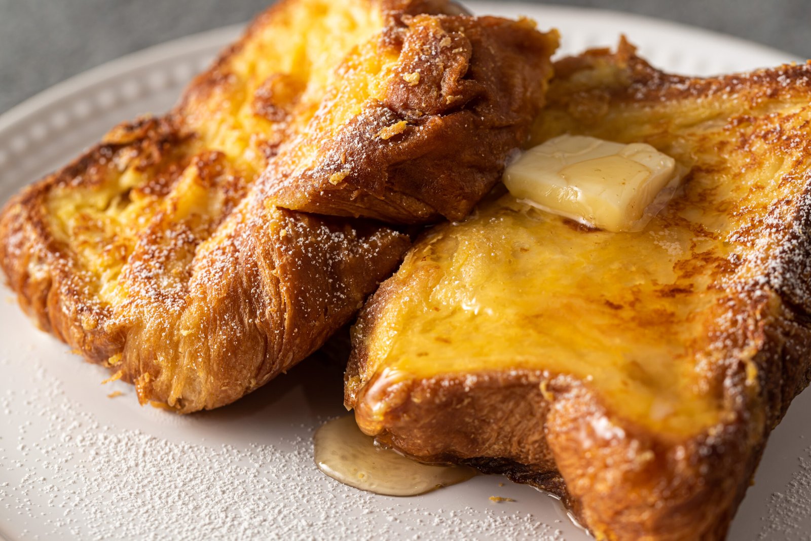 El 20 de marzo de 2026 la primavera astronómica comienza en España a las 15:46, hora oficial peninsular, según el Observatorio Astronómico Nacional. La estación durará aproximadamente 92 días y 18 horas.

Y, sin embargo, hay algo igual de revelador ocurriendo bastante más abajo del cielo: en hornos, obradores y cocinas. Marzo no solo cambia la luz. También cambia los escaparates. Las torrijas empiezan a asomar antes de Semana Santa, la empanada vuelve a la mesa como gran receta de aprovechamiento y la conversación sobre las harinas deja de ser técnica para convertirse en algo doméstico, casi afectivo.

Porque hay fechas que se celebran brindando. Y otras, como esta, se celebran amasando.

Marzo huele a torrija antes de que llegue la procesión

Las torrijas tienen algo que ninguna tendencia puede mejorar: siguen funcionando. Pan del día anterior, leche o vino, huevo, aceite, azúcar, canela. Una receta humilde que no pide sofisticación, solo memoria y buen producto.

Su vigencia también explica por qué se adelantan cada año en pastelerías y panaderías. No esperan al calendario litúrgico exacto: aparecen cuando el cuerpo empieza a pedir ese tipo de dulzor tibio, denso, reconocible. La torrija es, en el fondo, una forma de traducir el final del invierno.

Receta de torrijas tradicionales

Ingredientes

1 barra de pan del día anterior, mejor si tiene buena miga
1 litro de leche
120 g de azúcar
1 rama de canela
Piel de limón
2 huevos
Aceite suave para freír
Azúcar y canela para rebozar, o miel para terminar

Elaboración

Calienta la leche con el azúcar, la rama de canela y la piel de limón.
Deja templar y empapa en ella las rebanadas de pan.
Pásalas por huevo batido.
Fríelas hasta que queden doradas.
Escúrrelas y termina con azúcar y canela, o con un hilo de miel.
Versión apta para celíacos

La versión sin gluten funciona bien si se utiliza pan certificado sin gluten con suficiente estructura, idealmente a base de arroz y maíz. La clave está en manipularlo con más cuidado al remojar para que no se rompa.

La empanada: el plato que convierte las sobras en fiesta

Este plato resuelve una de las grandes preguntas de cualquier cocina real: qué hacer con lo que hay. Ahí radica su prestigio. No en la nostalgia, sino en la eficacia.

Sirve para el bonito, para el pollo guisado, para verduras asadas, para carne picada, para atún con tomate, para cebolla pochada casi confitada. Es una receta de aprovechamiento, sí, pero también una receta de consenso: gusta a quien busca tradición, a quien quiere llevar comida a una reunión y a quien entiende que una buena masa cambia por completo el valor del relleno.

Receta de empanada casera tradicional

Para la masa

500 g de harina de trigo
100 ml de aceite
150 ml de agua templada
1 huevo
10 g de sal

Para el relleno clásico

2 cebollas
1 pimiento rojo
1 pimiento verde
200 g de tomate triturado
2 latas de atún o 300 g de carne guisada desmenuzada
Sal

Elaboración

Mezcla los ingredientes de la masa y amasa hasta obtener una textura lisa.
Deja reposar 30 minutos.
Pocha la cebolla y los pimientos. Añade el tomate y cocina hasta que el relleno quede concentrado.
Incorpora el atún o la carne.
Divide la masa en dos, estira, rellena y cierra.
Pinta con huevo y hornea a 180 ºC durante 35 o 40 minutos.
Empanada sin gluten: sí, pero con mezcla

Aquí no conviene improvisar. Para una empanada apta para celíacos suele funcionar mejor una combinación de harina de arroz, maíz fino o almidón, y un agente estructurante como psyllium o goma xantana. El resultado no replica del todo la elasticidad del trigo, pero sí puede dar una masa estable, cortable y sabrosa.

Tipos de harina y para qué sirve cada una

Esta es la parte que mejor posiciona en buscadores porque responde a una duda real: no toda harina sirve para todo. Elegir bien cambia la textura, el volumen, la humedad y hasta el sabor final.

Harina de trigo de fuerza

Tiene más proteína y desarrolla más gluten. Es la indicada para:

pan
pizza
focaccia
masas fermentadas
Harina de trigo floja

Más adecuada para elaboraciones delicadas o con menos necesidad de estructura:

bizcochos
galletas
magdalenas
rebozados ligeros
Harina integral

Aporta más sabor, más rusticidad y una miga más densa. Va bien en:

panes rústicos
masas con semillas
galletas
bases saladas
Harina de maíz

No debe confundirse siempre con almidón puro. Tiene un sabor más marcado y funciona bien en:

empanadas sin gluten
arepas
rebozados
panes mixtos
Harina de arroz

Es una de las bases más útiles en cocina sin gluten por su neutralidad. Se usa en:

panes sin gluten
masas de repostería
tempuras
tortitas
Harina de garbanzo

Aporta sabor, color y mucha personalidad. Ideal para:

rebozados
tortillitas
masas saladas
mezclas sin gluten con más cuerpo
Harina de almendra

No se comporta como una harina panificable, pero da excelente resultado en:

tartas
bizcochos húmedos
bases dulces
repostería sin gluten
Harina de trigo sarraceno

Pese a su nombre, no es trigo y no contiene gluten. Tiene un perfil rústico y profundo, útil en:

crepes
panes mezclados
galettes
masas de sabor intenso
Y la harina de avena: la más amable del armario

La harina de avena se ha convertido en una de las más populares por una razón sencilla: hace que casi todo parezca más tierno. Funciona especialmente bien en tortitas, bizcochos, galletas y masas rápidas.

La avena es naturalmente libre de gluten, pero suele sufrir contaminación cruzada durante cultivo, transporte o procesado. Por eso, para personas con enfermedad celíaca, solo debe usarse avena certificada sin gluten. Además, organizaciones especializadas recuerdan que la mayoría de las personas celíacas toleran la avena pura sin gluten, aunque no todas, ya que algunas pueden reaccionar también a la avenina, una proteína propia de la avena.

En otras palabras: la harina de avena puede ser una gran aliada, pero no cualquier avena sirve para una dieta estricta sin gluten. En celiaquía, la etiqueta importa tanto como la receta.

Para qué usar harina de avena
tortitas
galletas
bizcochos jugosos
muffins
bases de crumble
rebozados suaves
Cuándo no usarla sola

No es la mejor candidata para panes altos o masas muy elásticas. En esos casos conviene mezclarla con arroz, maíz o almidones y añadir psyllium o xantana si la receta es sin gluten.

Receta de tortitas con harina de avena

Ingredientes

100 g de harina de avena
1 huevo
200 ml de leche o bebida vegetal
1 cucharadita de impulsor químico
1 pizca de sal
1 cucharada de miel o azúcar, opcional

Elaboración

Mezcla todos los ingredientes.
Deja reposar 5 o 10 minutos.
Cocina porciones pequeñas en una sartén caliente.
Sirve con fruta, yogur o compota.
Versión apta para celíacos

Usa exclusivamente harina de avena certificada sin gluten y revisa también el impulsor químico y los toppings. La receta es sencilla, pero la seguridad depende del detalle.

Qué harinas usar si quieres cocinar sin gluten de verdad

Para cocina cotidiana, esta combinación suele ser la más útil:

Arroz + maíz/almidón para bases neutras
Arroz + avena certificada para bizcochos tiernos
Garbanzo + arroz para masas saladas
Sarraceno + arroz para crepes, panes rústicos y masas con sabor

La lógica no es buscar una harina milagrosa, sino entender que la cocina sin gluten funciona mejor cuando combina estructura, humedad y elasticidad.

El equinoccio también se lee en la despensa

Quizá por eso marzo resulta tan sugerente para escribir sobre cocina. El equinoccio ordena el cielo y las harinas ordenan la mesa. Una cosa habla de luz. La otra, de transformación.

A un lado están las torrijas, que convierten pan viejo en postre nuevo. Al otro, la empanada, que convierte sobras en celebración. Y en medio aparece toda una familia de harinas que ya no se piensa solo desde la tradición, sino también desde la salud digestiva, la textura, la versatilidad y la inclusión.

La primavera empieza oficialmente en un minuto exacto. Pero en la cocina, como casi todo lo importante, empieza antes: cuando el escaparate cambia, cuando vuelve la canela, cuando alguien saca un cuenco y decide que hoy toca amasar.